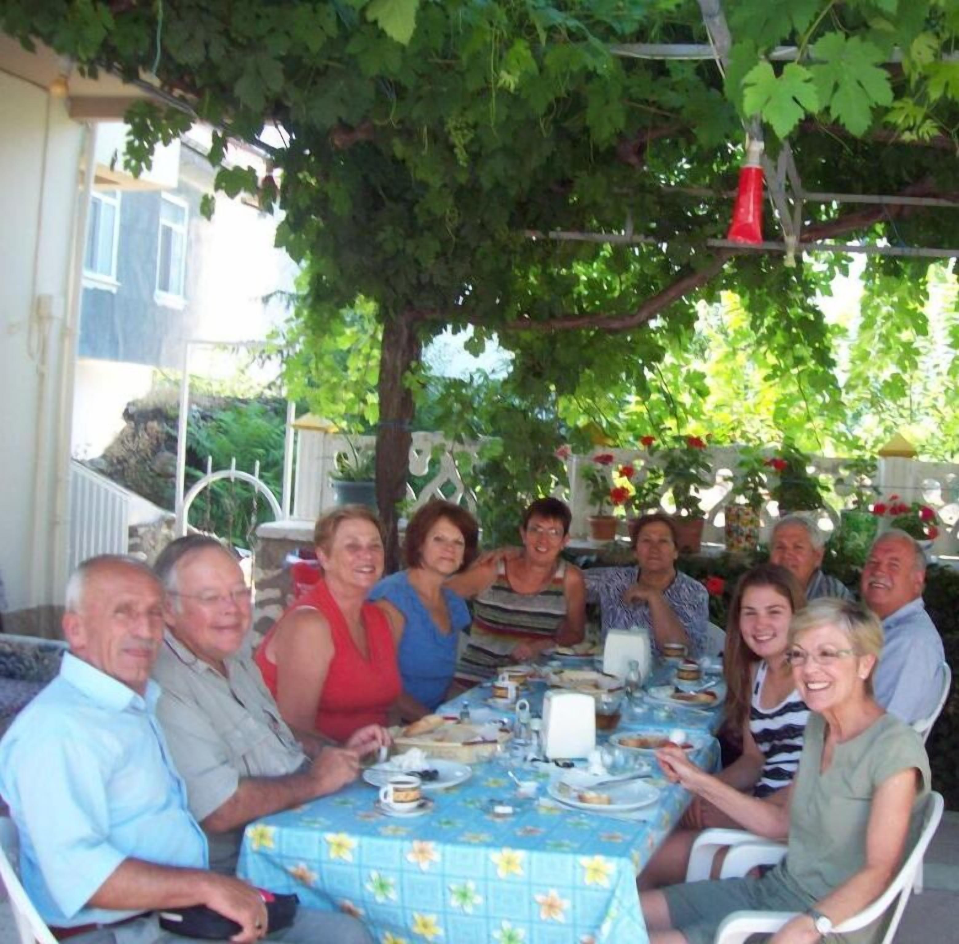 Petit déjeuner et dîner servis sur place