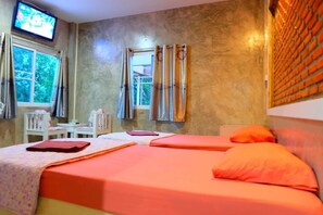 Standard Twin Room | Bàn, bộ trải giường 