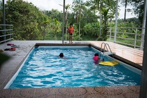 Hồ bơi ngoài trời, dù/ô trên bãi biển/hồ bơi, ghế dài tắm nắng 