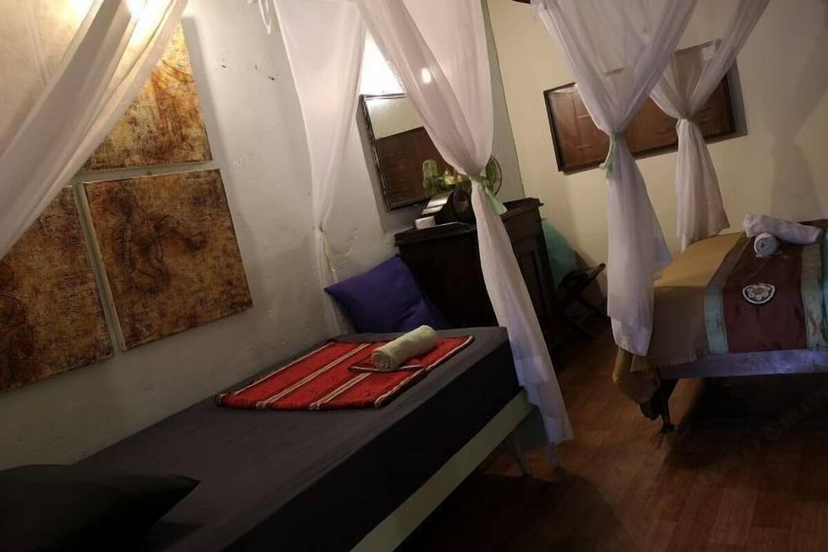 Desk, laptop workspace, iron/ironing board, free WiFi