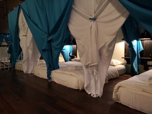 Desk, laptop workspace, iron/ironing board, free WiFi - MoonTree47 (George Town)