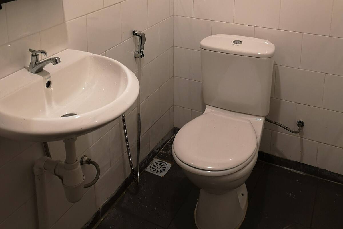 deluxe single room, 1 single bed | bathroom | shower, free toiletries, towels