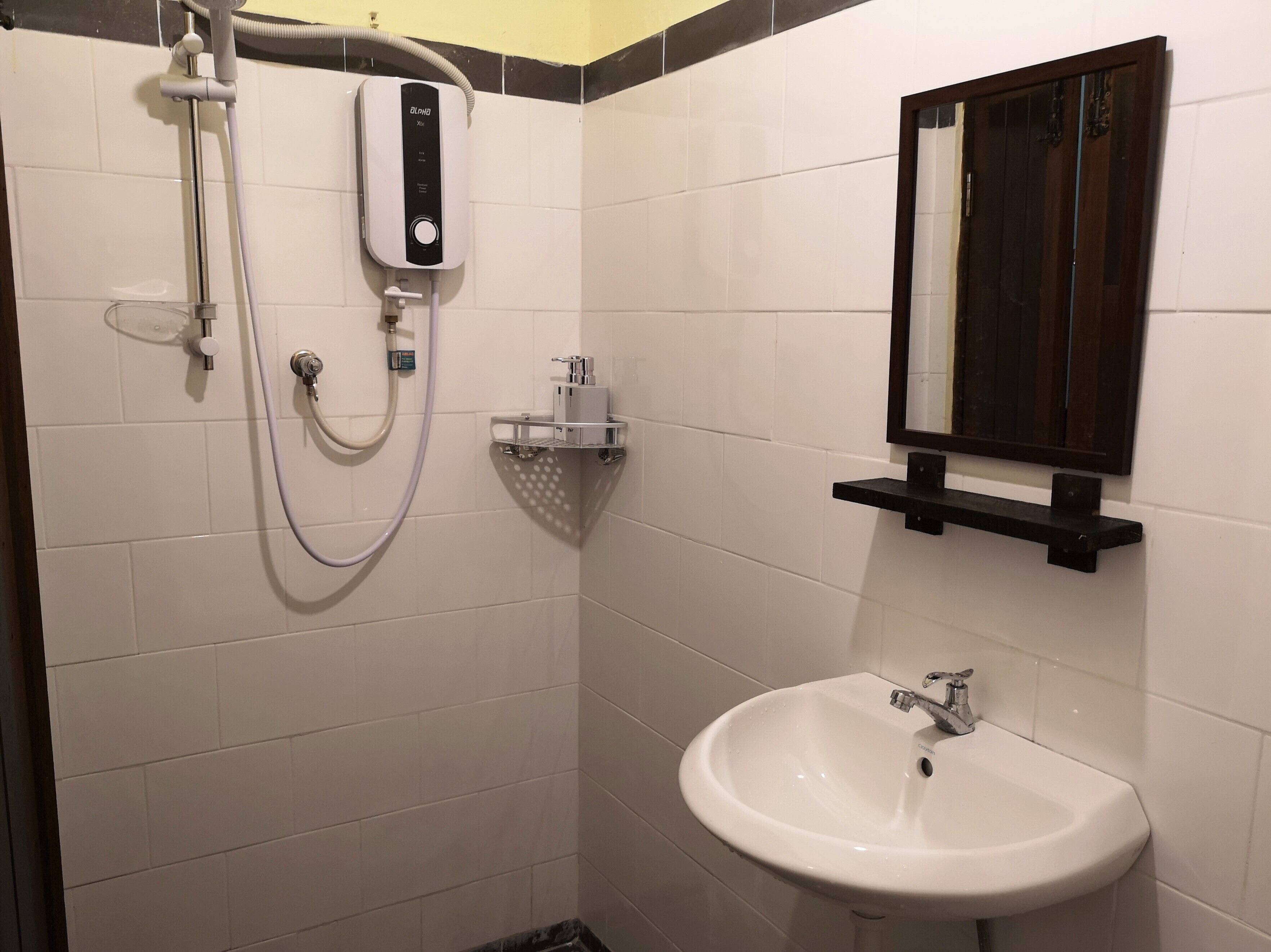 deluxe single room, 1 single bed | bathroom shower