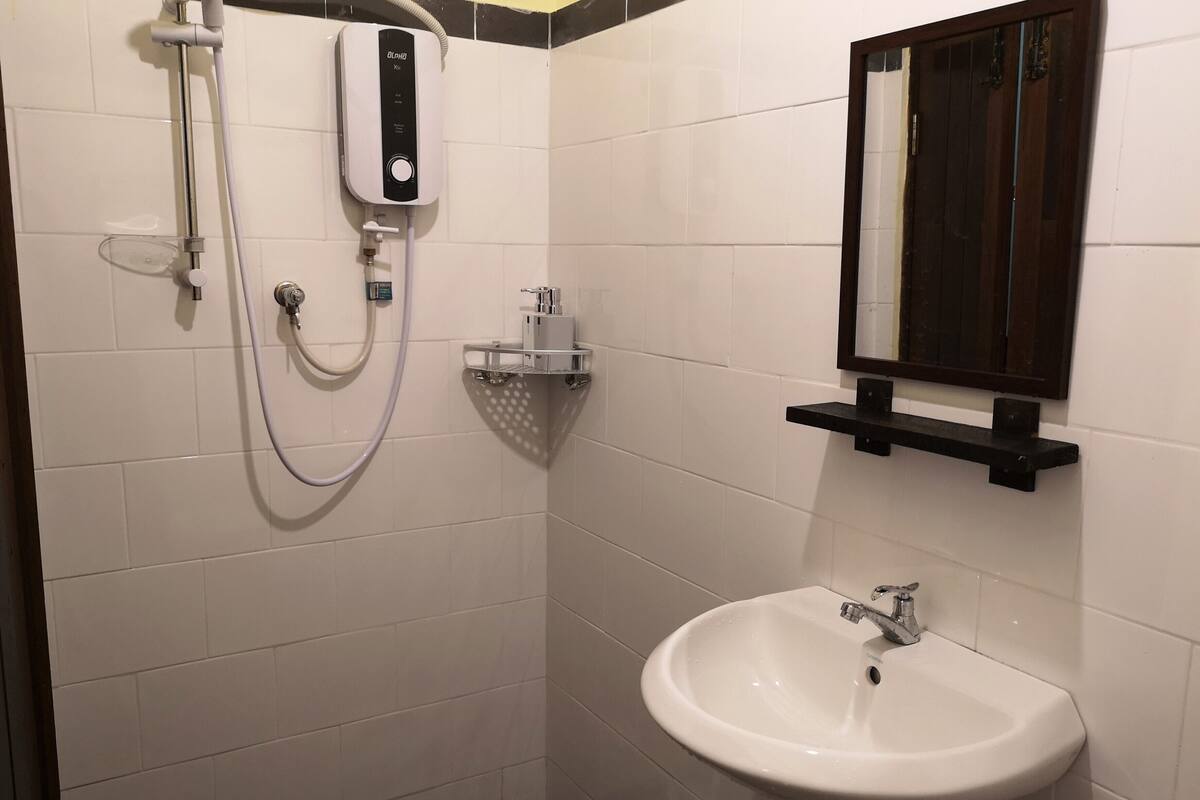 deluxe single room, 1 single bed | bathroom shower