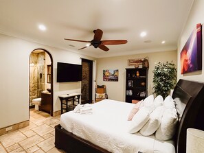 6 bedrooms, desk, iron/ironing board, travel cot