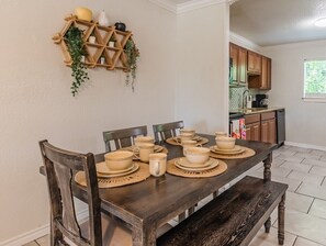 Dining - Beautiful Apartment @ The Botanical Gardens #10 (San Antonio)