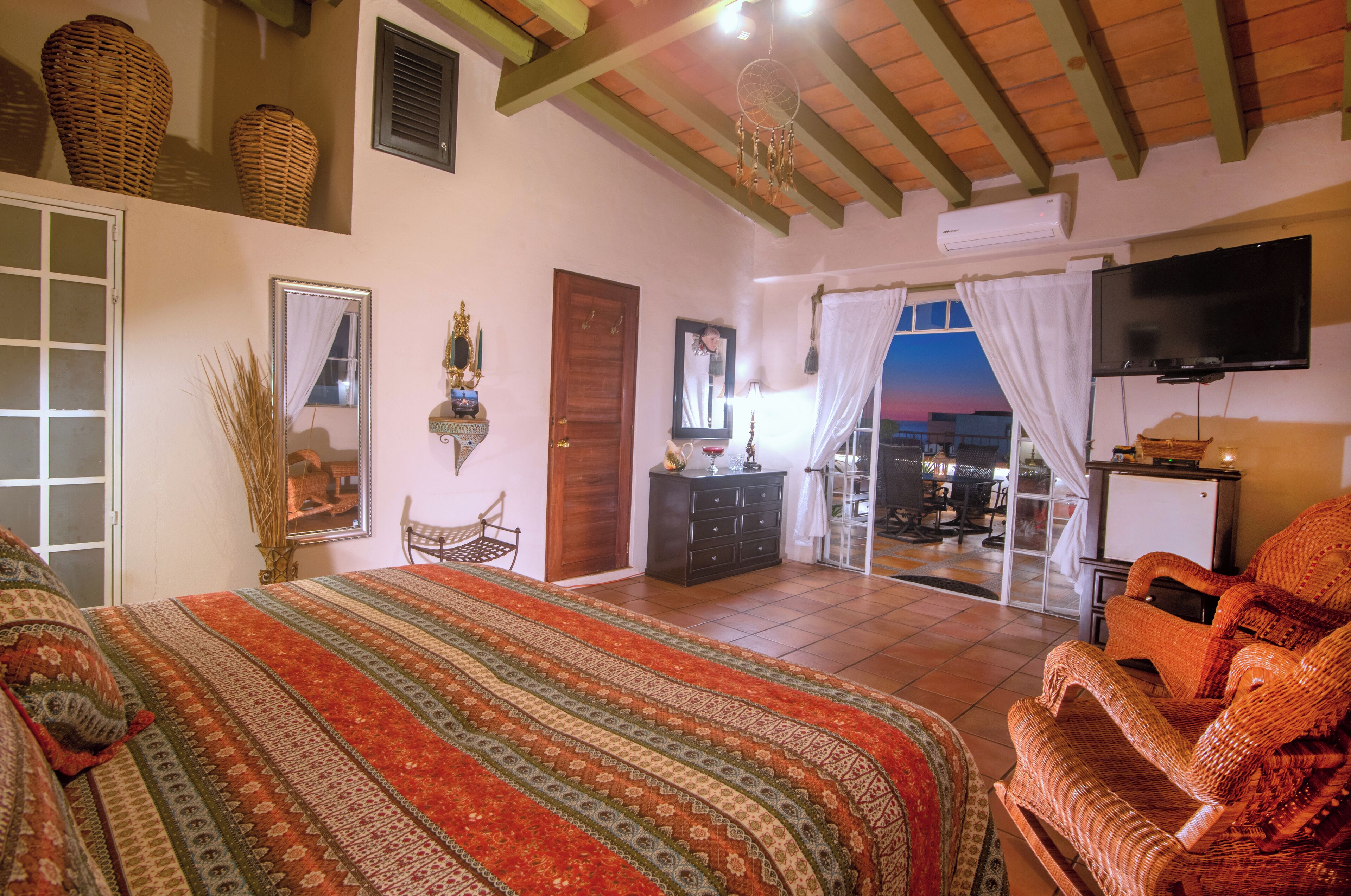 4 chambres, coffres-forts dans les chambres, bureau