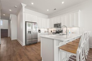 ثلاجة، ميكروويف، فرن، موقد طهي مسطح