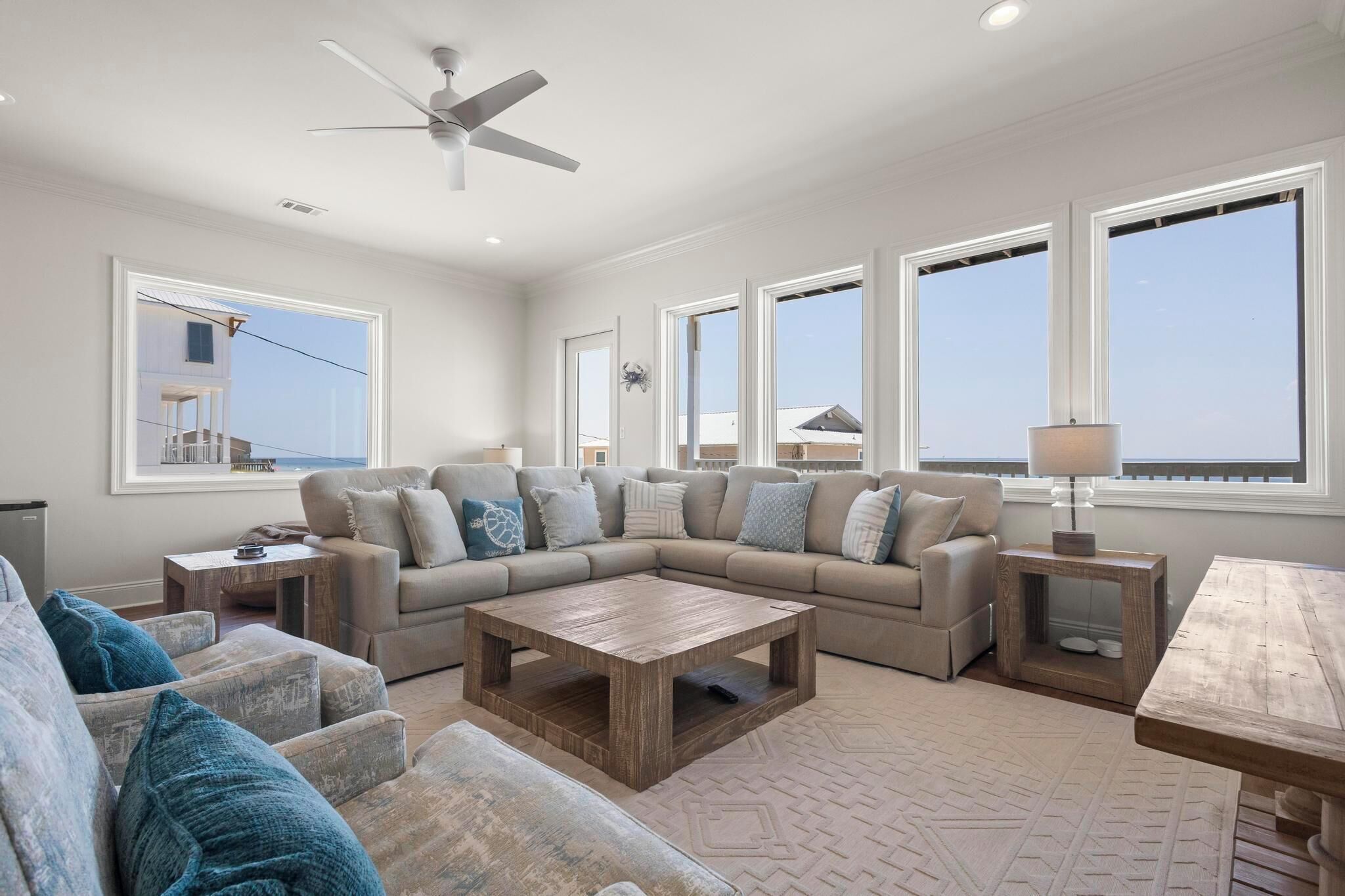 电视、DVD 播放器、影片库