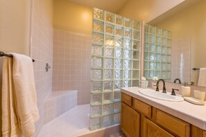 Bathtub, hair dryer, towels, soap - VILLA  ROSA  LAQUINTA! (La Quinta)