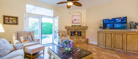 Smart TV, chimenea, libros