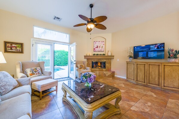 Smart TV, fireplace, books - VILLA  ROSA  LAQUINTA! (La Quinta)