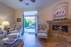 TV connectée, cheminée, livres