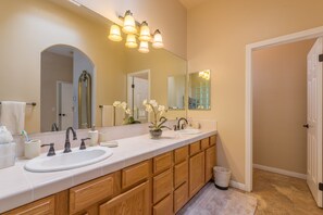 Bathtub, hair dryer, towels, soap - VILLA  ROSA  LAQUINTA! (La Quinta)