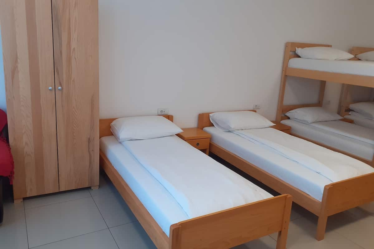 Familjestudio - flera sÀngar - annex | Select Comfort-madrasser, skrivbord och arbetsyta för laptop