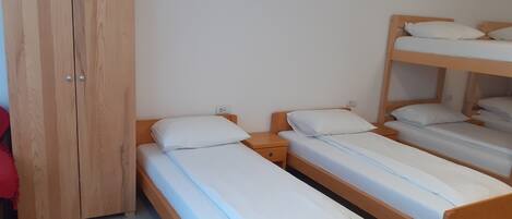 Estudio familiar, varias camas, en edificio contiguo | Camas Select Comfort, escritorio y espacio para trabajar con laptop