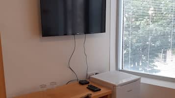 Studio Keluarga, Beberapa Tempat Tidur, gedung tambahan | Tempat tidur Select Comfort, meja kerja, dan ruang kerja ramah laptop