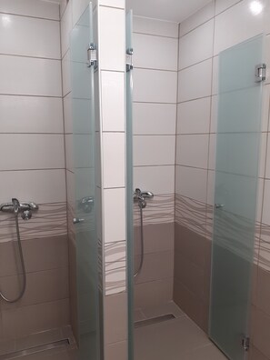 Ducha, secador de pelo, toallas, jabón
