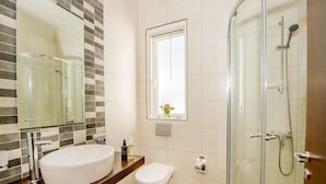 Shower, hair dryer, towels - The Hillock Penthouse North C11 (Marsalforn)