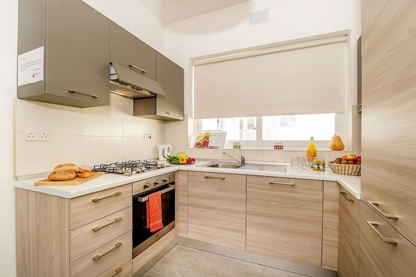 Kühlschrank, Mikrowelle, Ofen, Geschirrspüler