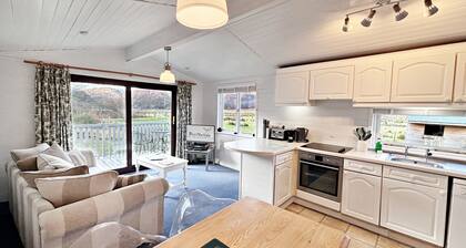 Beautiful 1 bedroom chalet with loch and lambing meadow views