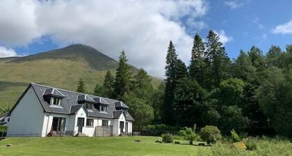 4 star, 4 bedroom, 3 bathroom Scottish cottage with stunning loch and mountain views