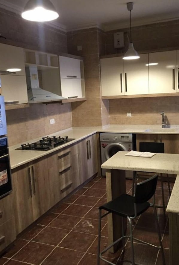 Appartement, 1 chambre, vue ville | Coin cuisine privé | Grand réfrigérateur, micro-ondes, four, plaque de cuisson