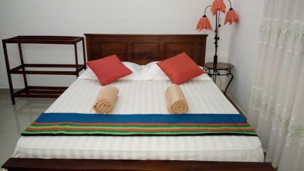 1 chambre, bureau, fer et planche à repasser