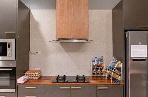 Køleskab/fryser i fuld størrelse, mikrobølgeovn, ovn, kogeplade