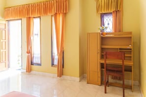 Soundproofing, free WiFi, bed sheets, wheelchair access - Pondok Guru Bakti Cottages (Bayan)