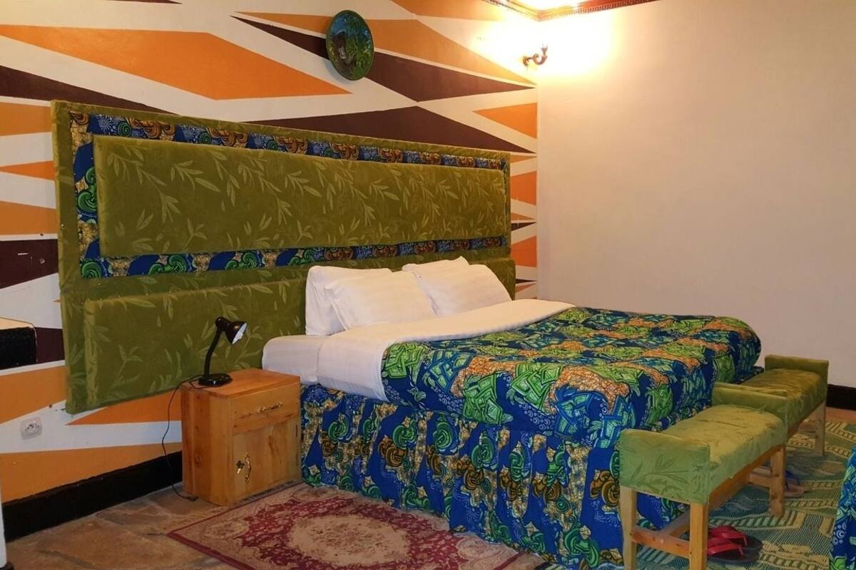 Comfort Single Room, Garden Area | Peralatan tempat tidur premium, bar mini, peti besi dalam bilik 