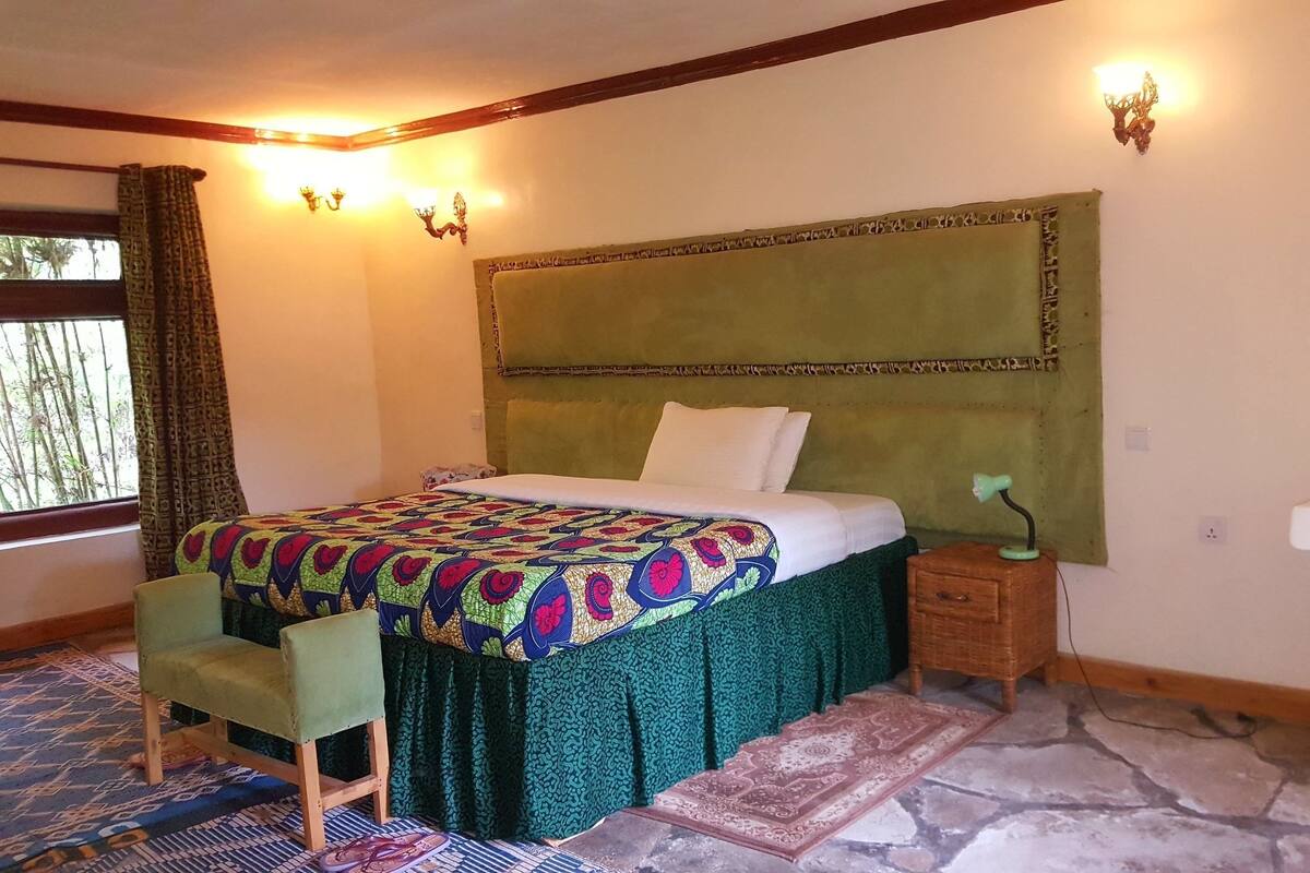 Deluxe Double Room, Garden Area | Peralatan tempat tidur premium, bar mini, peti besi dalam bilik 