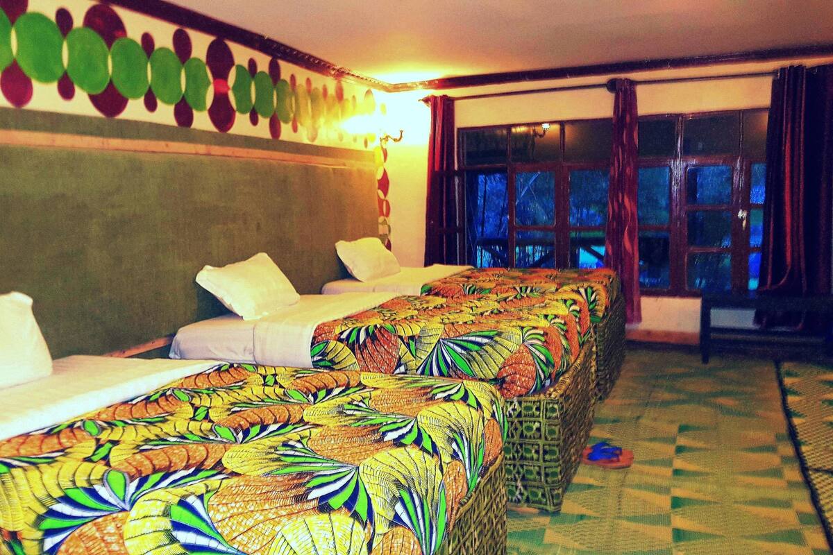 Triple Room, Mountain View | Peralatan tempat tidur premium, bar mini, peti besi dalam bilik 