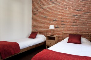 2 soverom, strykejern/-brett, internettilgang og sengetøy