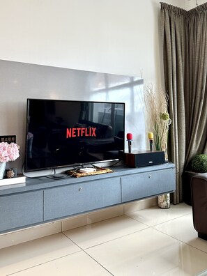 Premium-Villa, 6 Schlafzimmer, barrierefrei, Balkon | Wohnbereich | 51-Zoll-Flachbildfernseher mit Kabelempfang, Fernseher