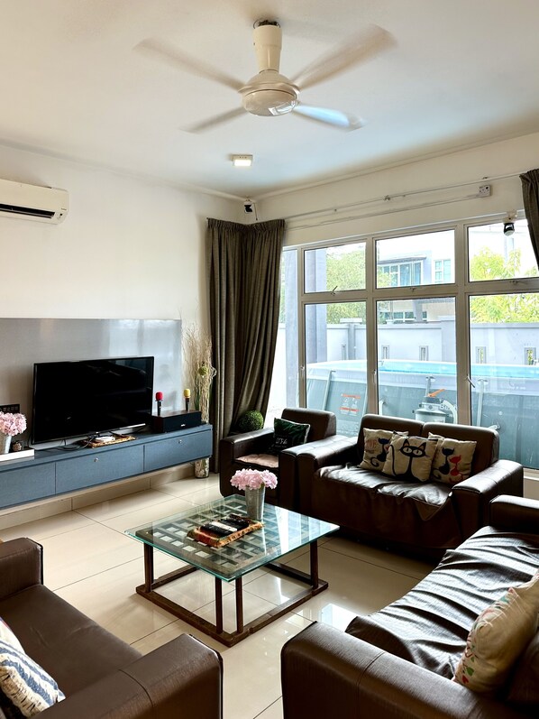 Premium-Villa, 6 Schlafzimmer, barrierefrei, Balkon | Wohnbereich | 51-Zoll-Flachbildfernseher mit Kabelempfang, Fernseher