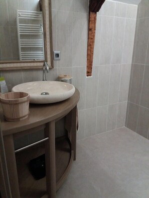 Habitación doble Confort (La Denteliere) | Lavabo en el baño