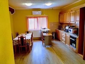Full-sized fridge, microwave, oven, stovetop