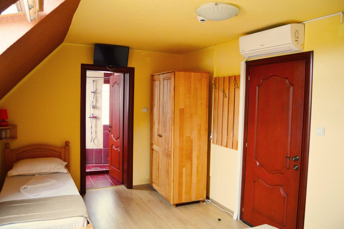 Quarto triplo básico, várias camas, vista para a cidade | 1 quarto, frigobar, cofres nos quartos, cortinas blackout