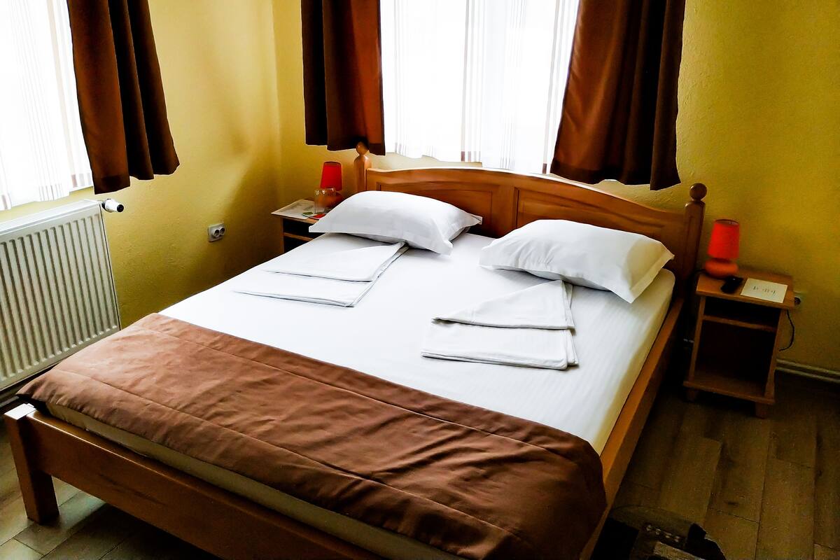 1 quarto, frigobar, cofres nos quartos, cortinas blackout
