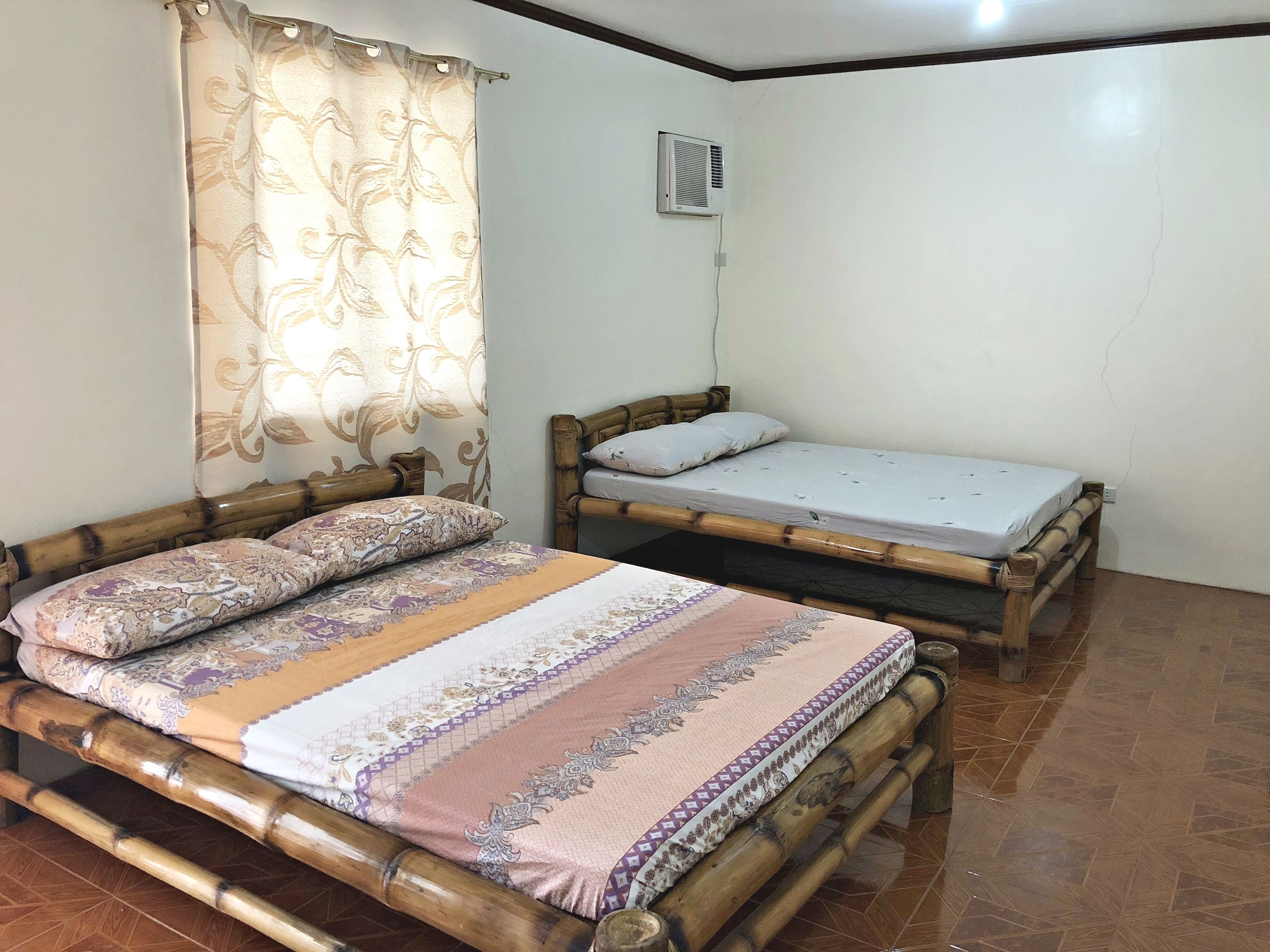 패밀리룸 (for 6) | 책상, 간이 침대, 침대 시트