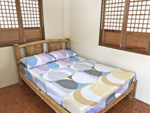 Chambre double | Bureau, lits d’appoint, literie fournie