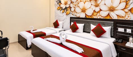 Habitación de hotel con dos camas, un mural de mármol en la pared y una mesita de noche con un teléfono y una cafetera.