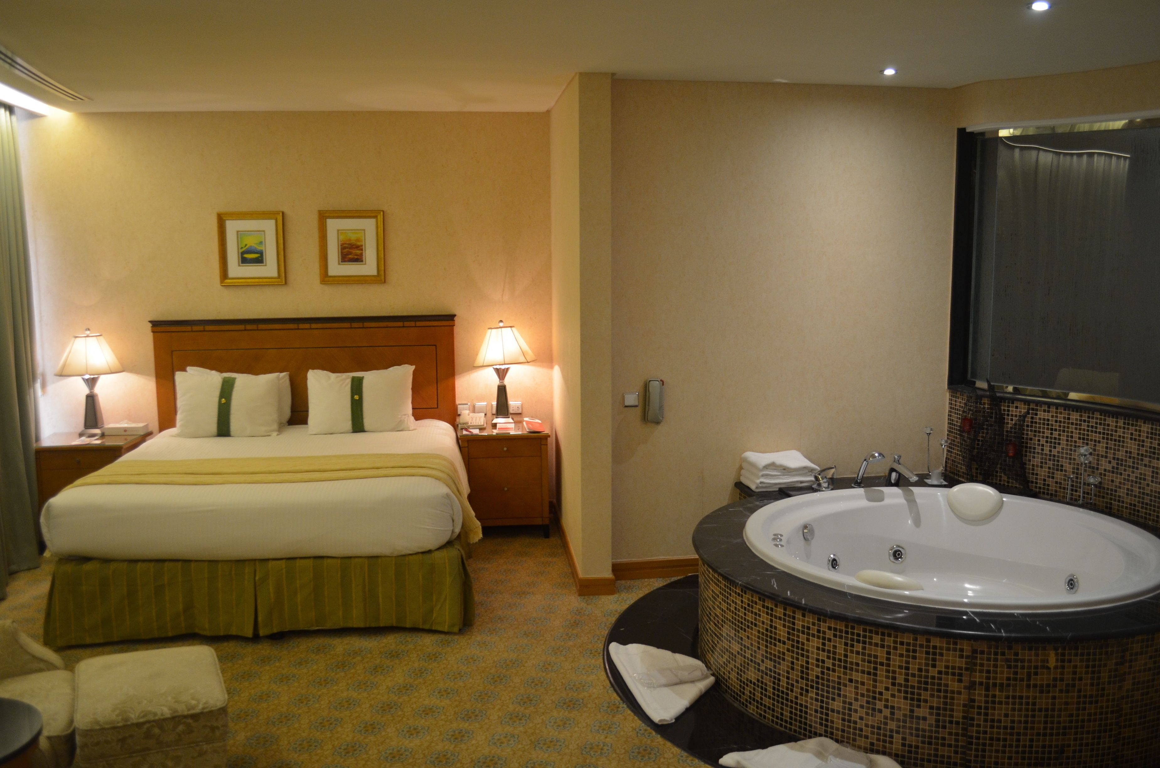 panoramic suite, 1 king bed, non smoking | 1 bedroom, in-room safe, desk, laptop workspace