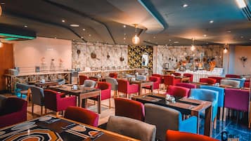 Se sirven desayunos, comidas, cenas y cocina local