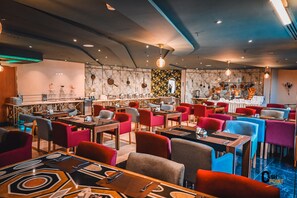 Serveert ontbijt, lunch, diner, lokale gerechten 