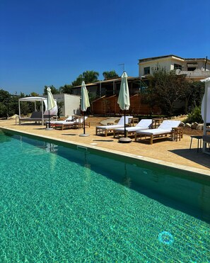 Piscine extérieure, cabanons gratuits, parasols de plage