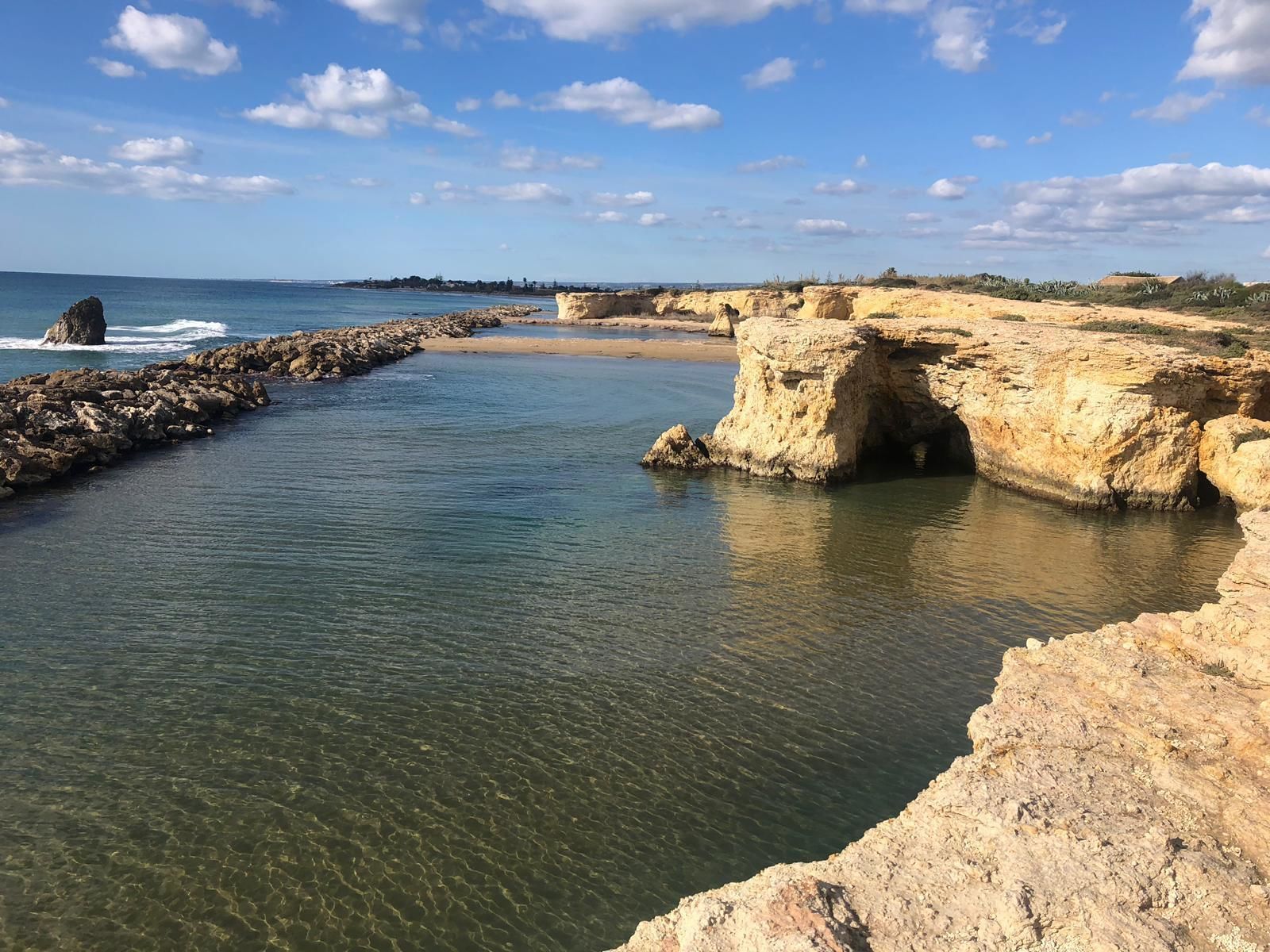 Beach nearby, white sand, beach bar