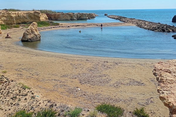 Beach nearby, white sand, beach bar