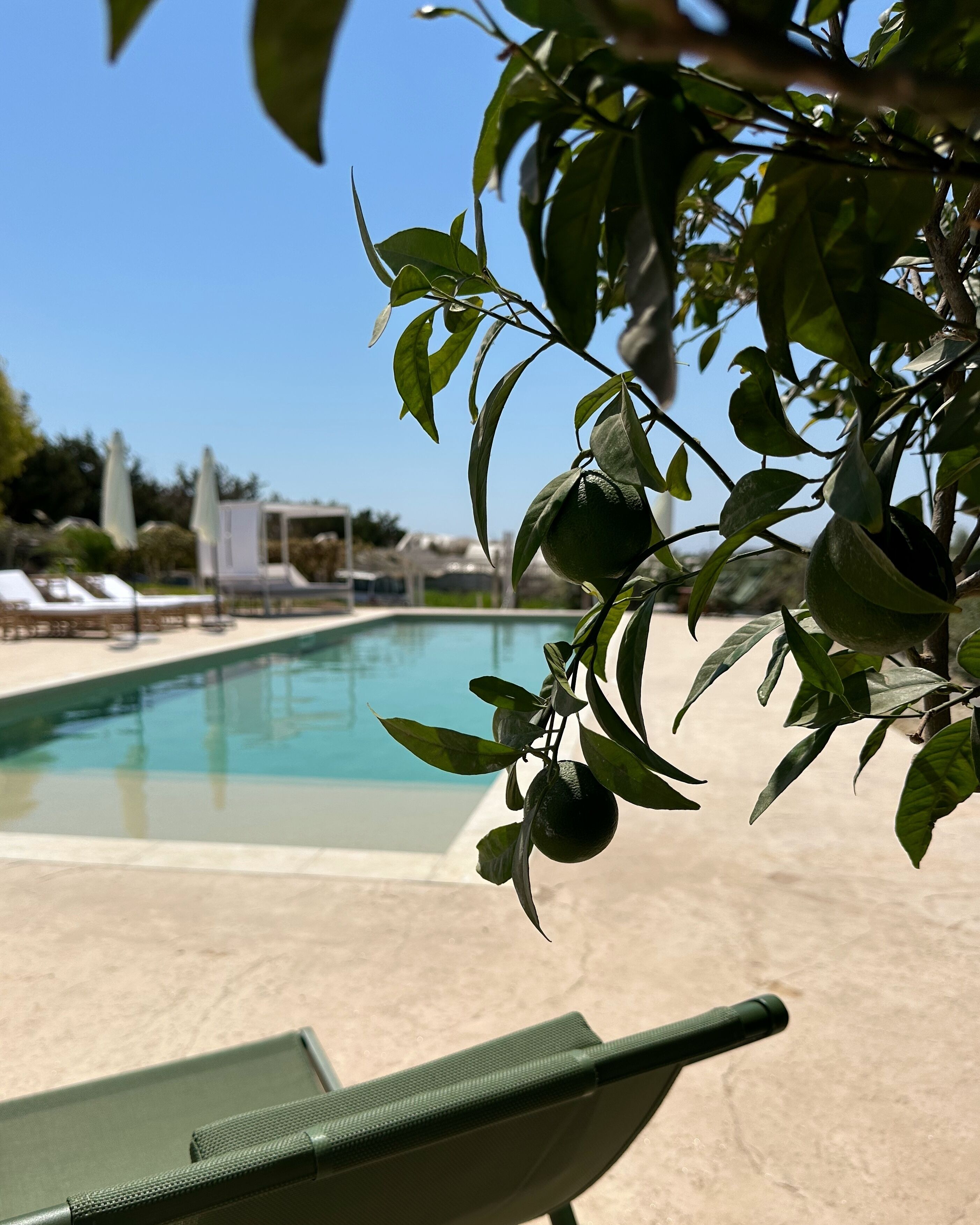 Una piscina al aire libre, cabañas de piscina gratuitas, sombrillas